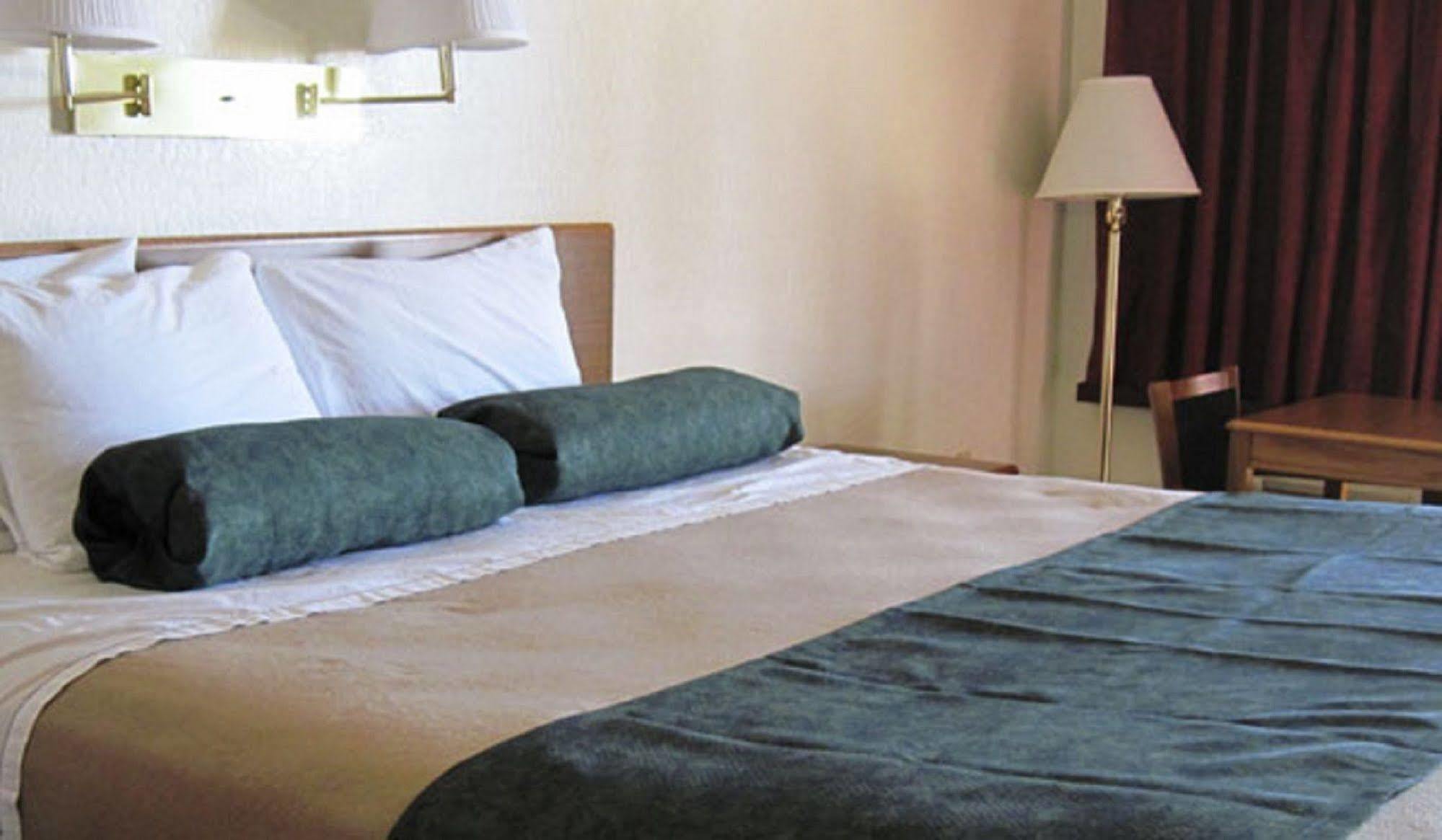 Baymont By Wyndham Wellington Hotell Exteriör bild